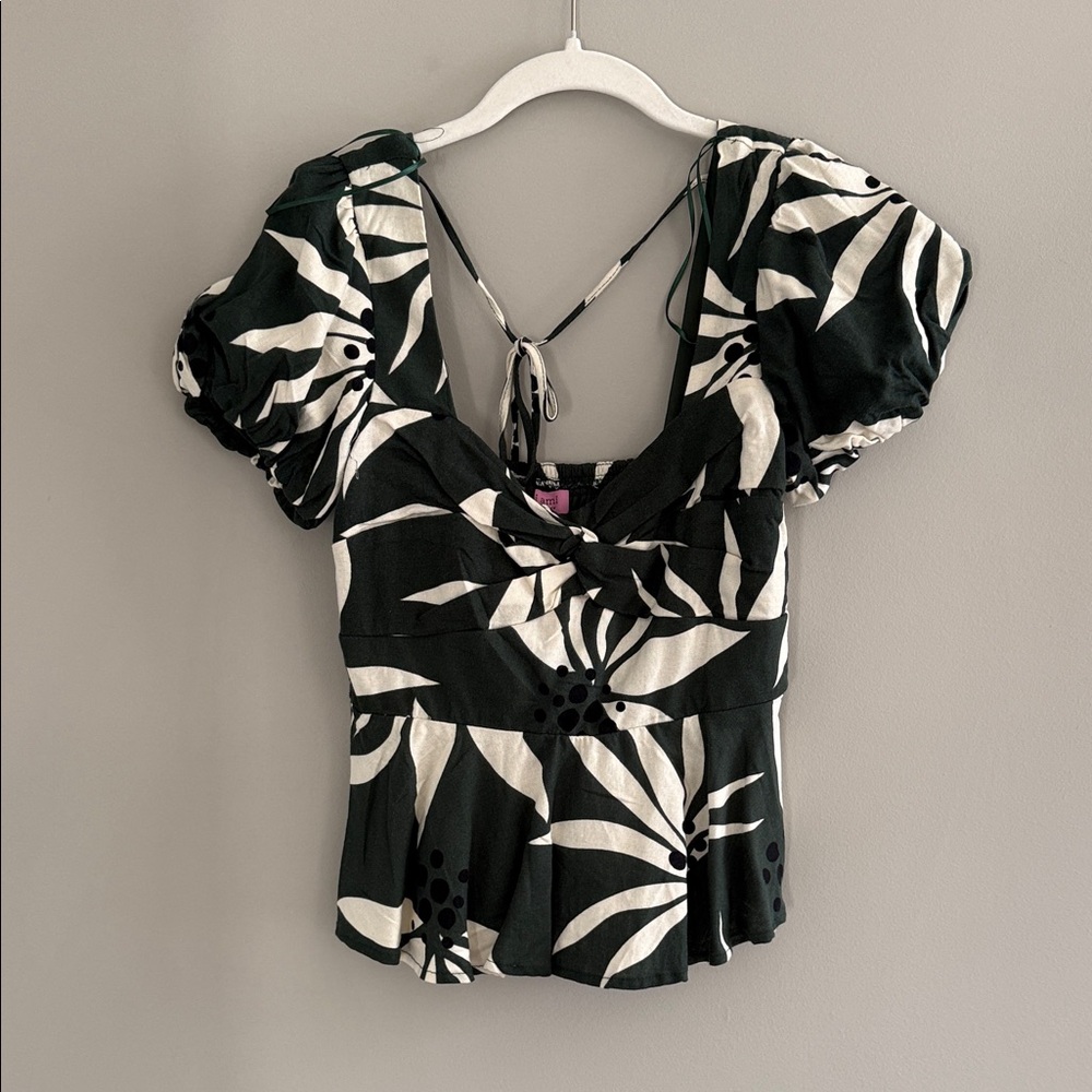 Francesca's Collections Black and White Leaf Print Blouse